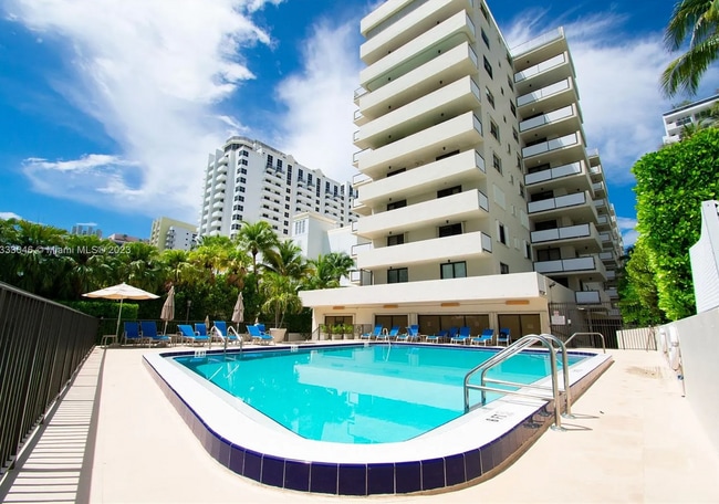 Building Photo - 1621 Collins Ave