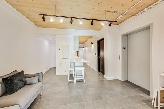 Photo du bâtiment - 1602 Queen St E