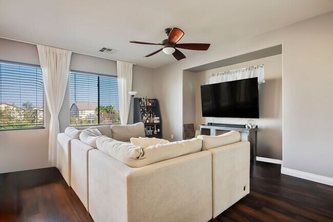 Building Photo - "Spacious 4-Bed Oasis with Outdoor Kitchen & Hardwood Elegance in North Las Vegas!"