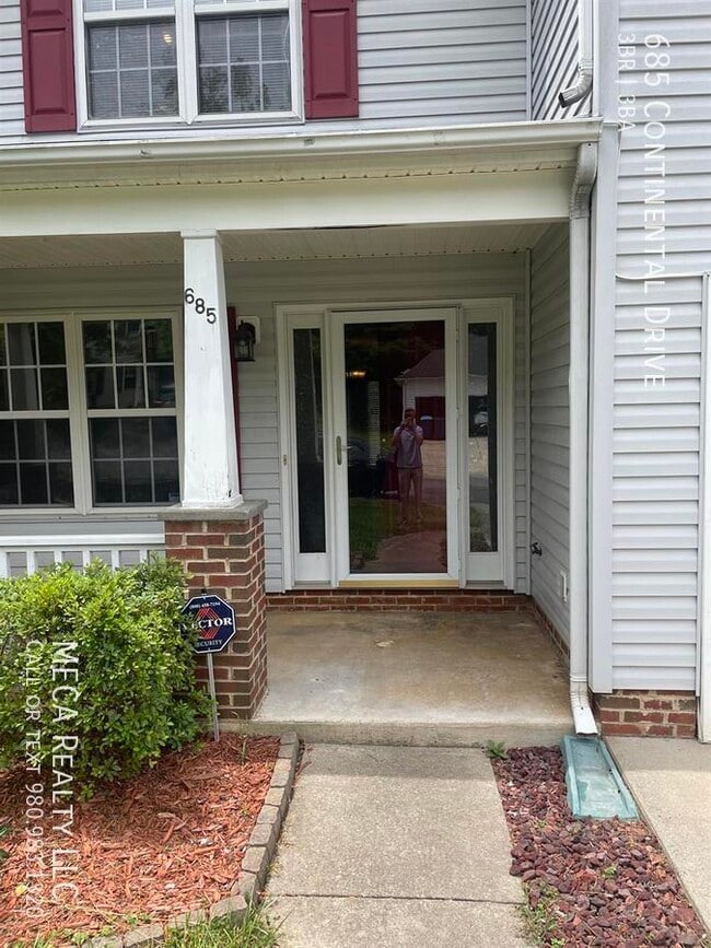 Building Photo - 685 Continental Dr