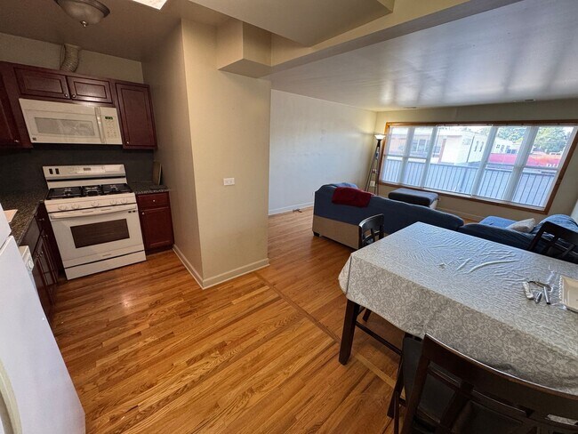 Foto del edificio - 6215 W Belmont Ave