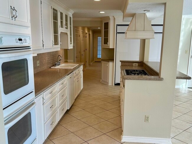 Building Photo - 5659 Lymbar Dr