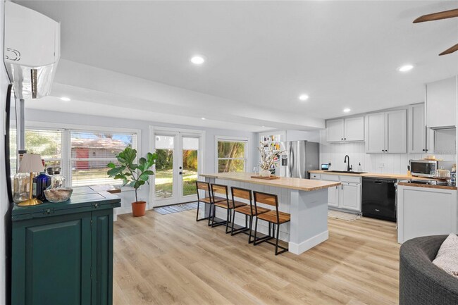 Foto del edificio - 7095 111th St N