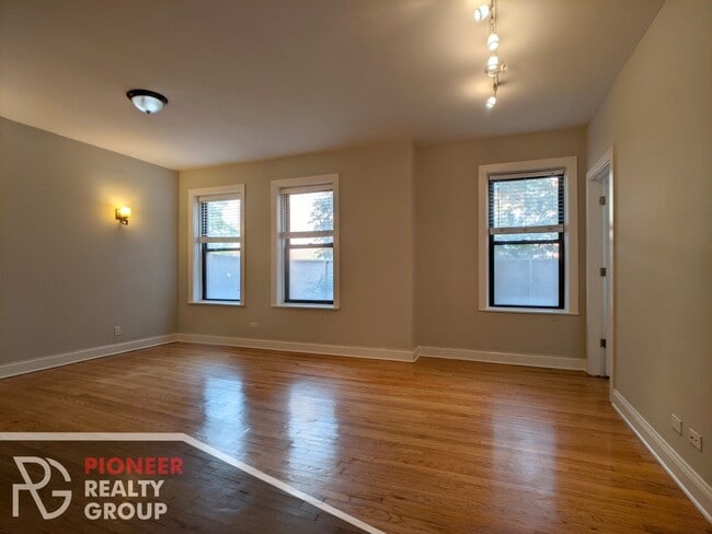 Building Photo - 4032 N Ashland Ave