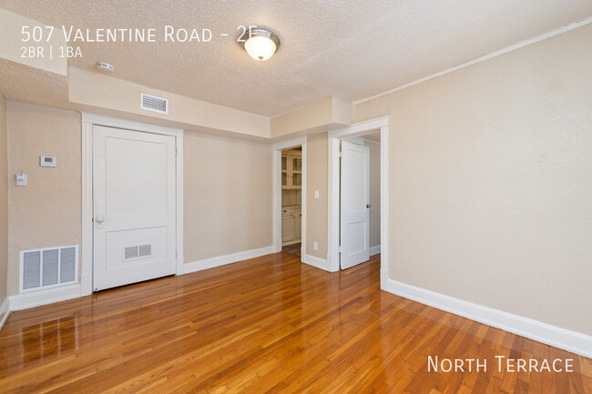 Building Photo - Charming 2BR in Historic 6-plex