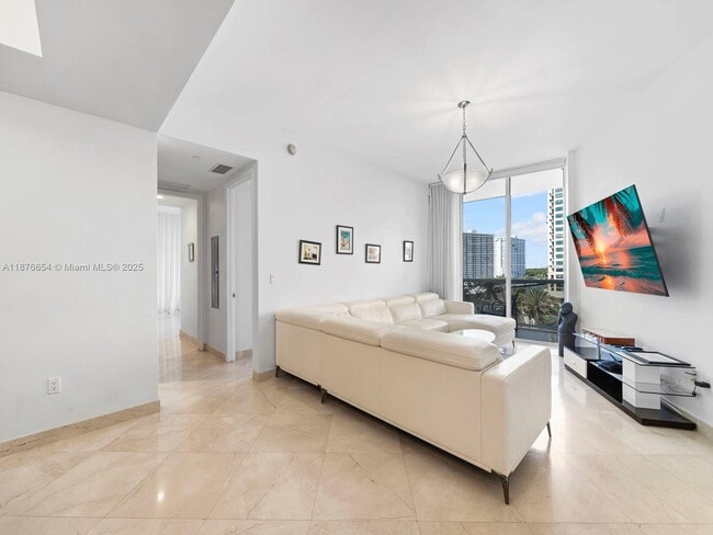 Building Photo - 15901 Collins Ave