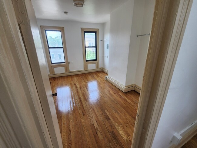 Building Photo - 108 32nd St