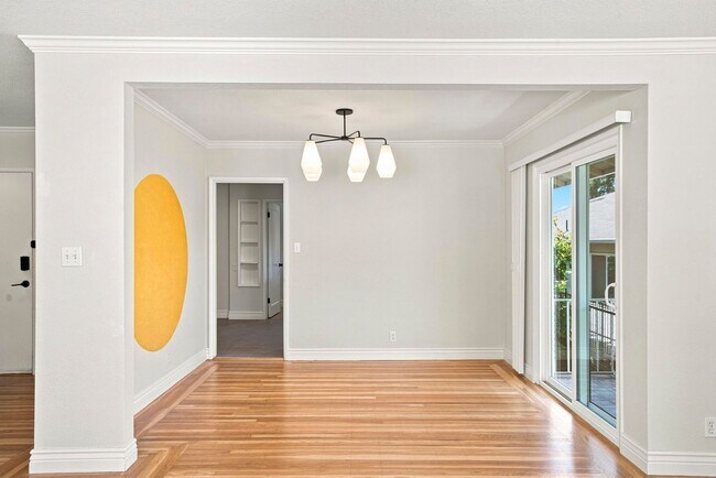 Foto del edificio - Sun-Drenched Lakeshore Living