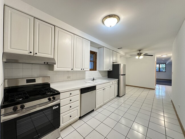 Building Photo - 918 N Paulina St