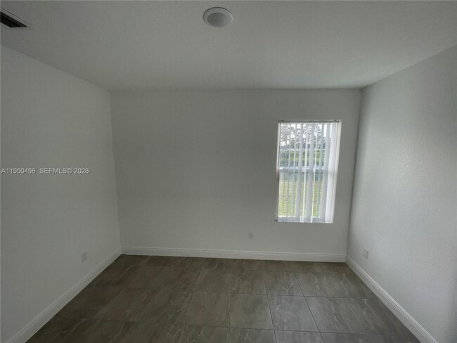 Foto del edificio - 270 SW Tulip Blvd