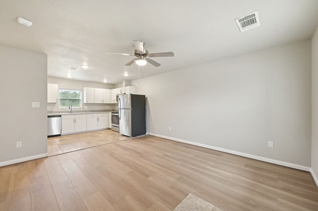 Building Photo - 254 Plez Morgan Dr