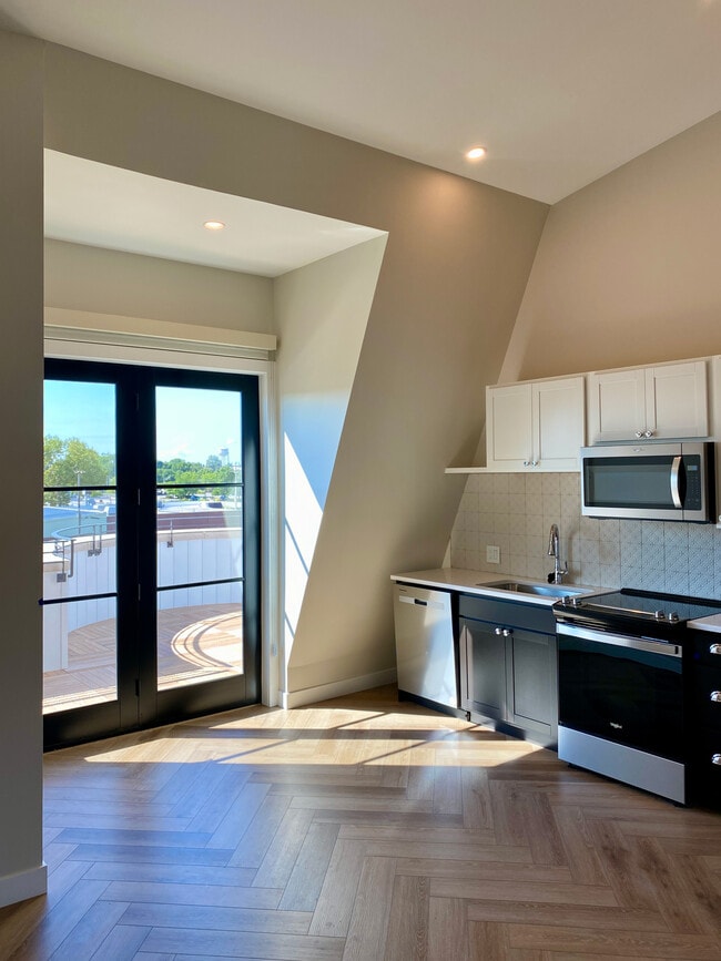 Ivy Row Turret - 3rd Floor Studio - The Delta