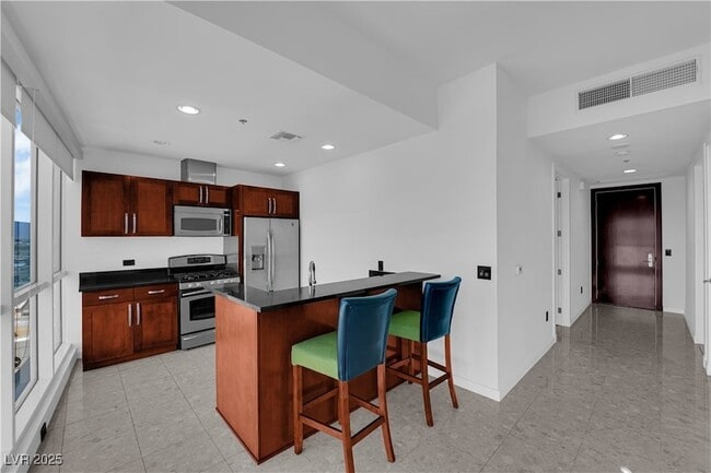 Building Photo - 4575 Dean Martin Dr