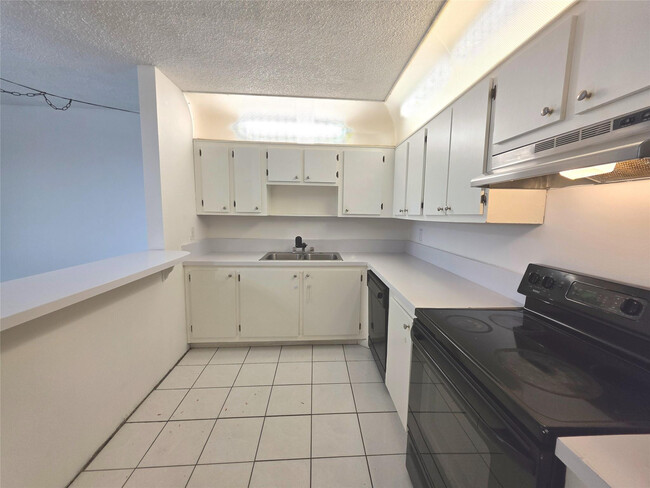 Foto del edificio - 14850 Naranja Lakes Blvd