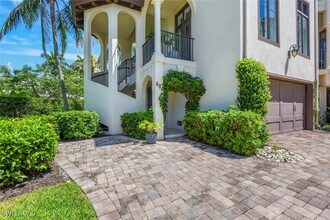 Building Photo - 684 10th Ave S