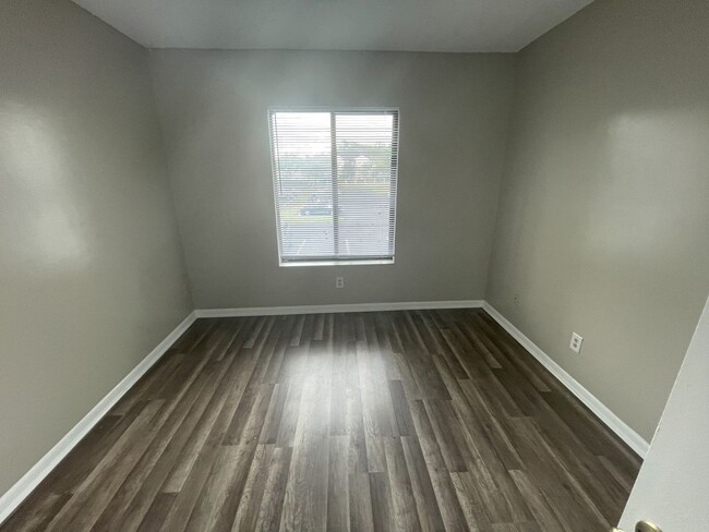 Building Photo - 2 Bed/2 Bat, 2nd Floor Condo - HALF OFF FI...