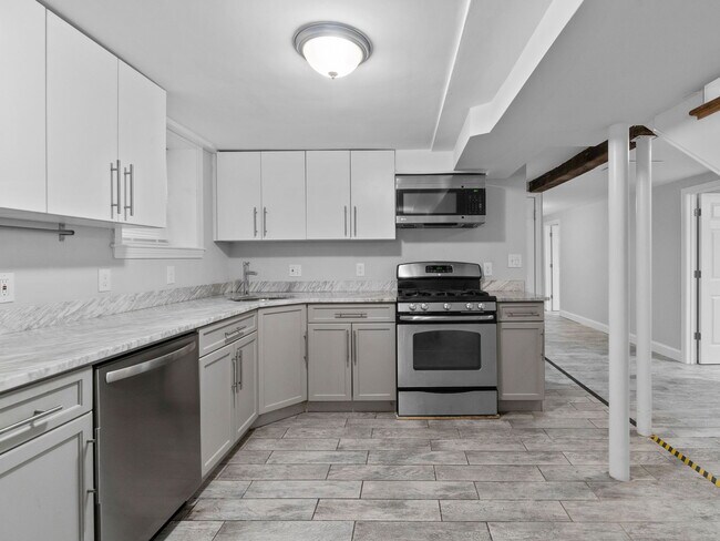 Building Photo - 96 Elm St