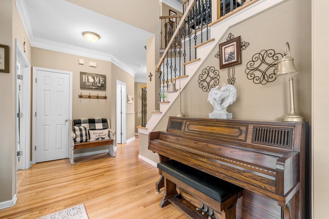 Entry - 600 Lyndhurst Cir