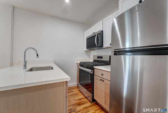 Building Photo - 522 Elm St