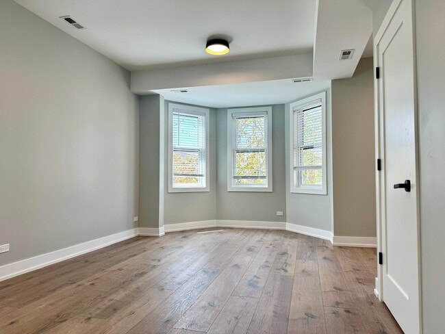 Building Photo - 1709 N Maplewood Ave