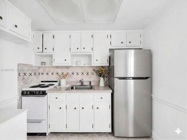 Building Photo - 2430 NE 135th St