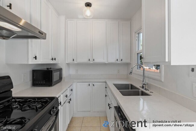 Building Photo - 2 br, 1 bath Townhome - 5914 Mauritania Av...