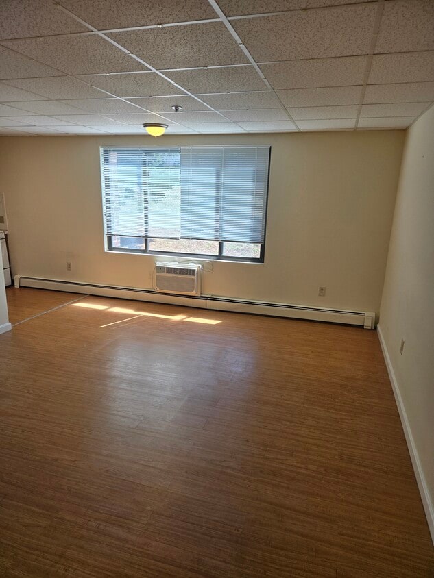 Primary Photo - 90 Sutton St