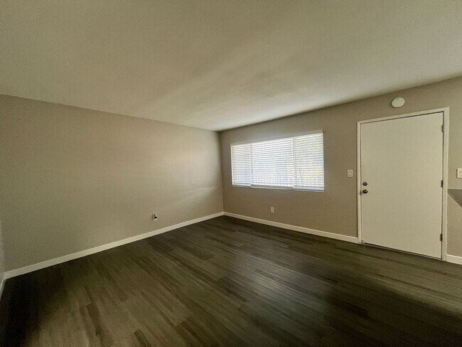 Foto del edificio - BEAUTIFUL 2 BEDROOM 1 BATH UPSTAIRS, MOVE-IN READY!