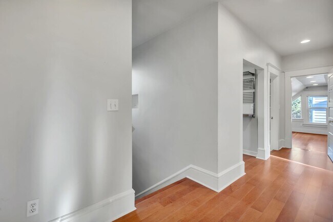Building Photo - Charming Cottage Style Condo in Fremont!