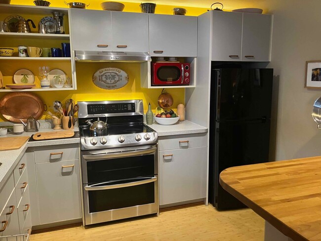 Building Photo - Charming Westside Condo Near Newport Market – Available April–October!