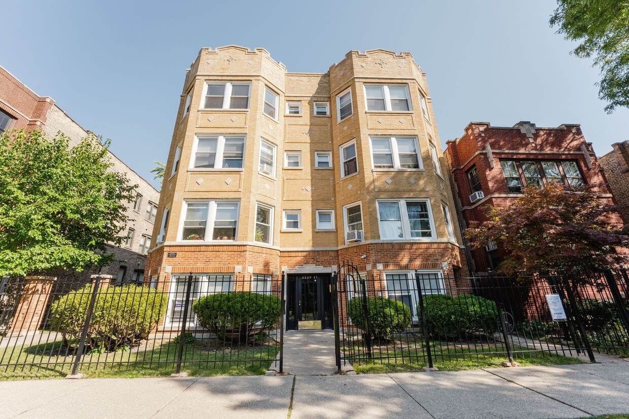Primary Photo - Albany Park - 1 Bed / 1 Bath, English Gard...