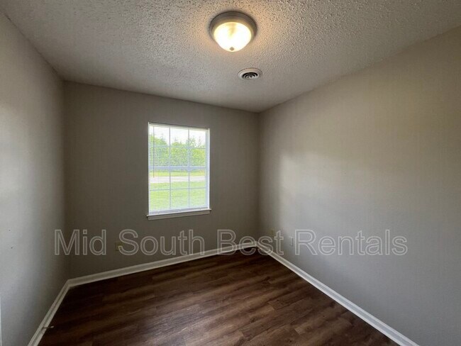 Foto del edificio - 4864 Hillbrook Rd