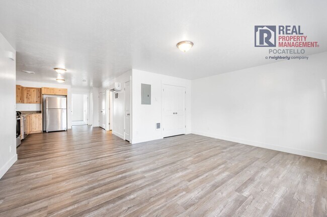 Building Photo - 251 W Linden Ave