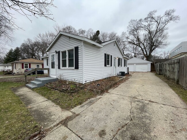 Building Photo - Five Bedroom Home in Kentwood