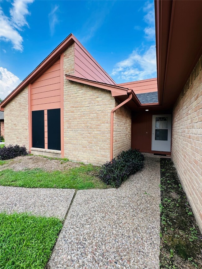 Building Photo - 19834 Arrowsmith Dr