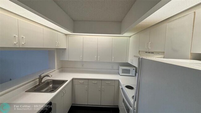 Building Photo - 13800 SW 5th Ct