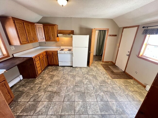 Building Photo - Upper Level 2 Bedroom Apartment - AVAILABLE JUNE
