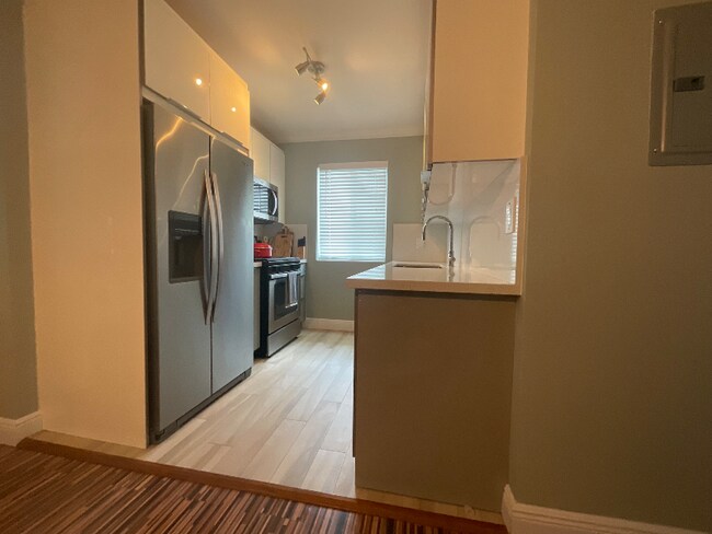 Foto del edificio - 7327 Dickens Ave