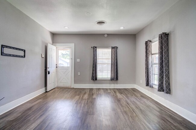 Building Photo - Three Bedroom near TTU Campus. Pre-Leasing...