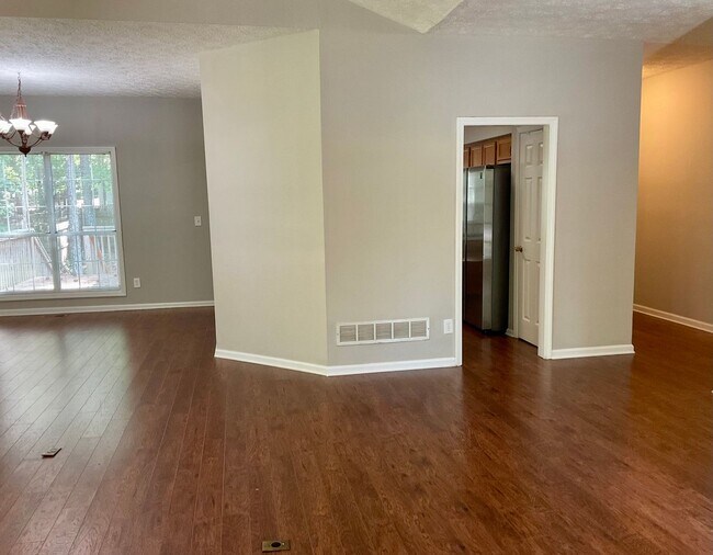 Foto del edificio - Nicely updated Wyngate ranch-full basement!