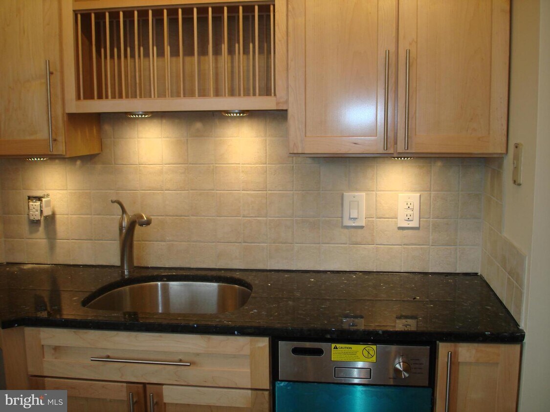 Primary Photo - 900 N Stafford St