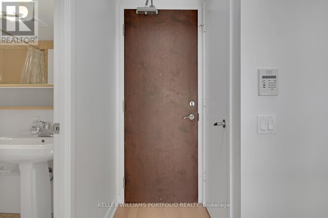 Building Photo - 85 Bloor St E