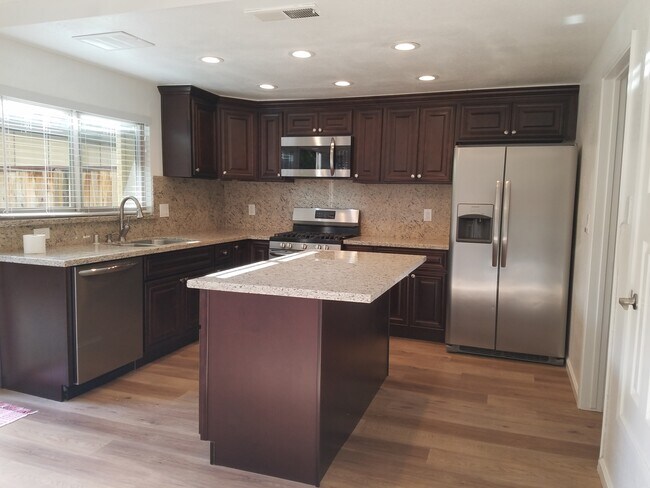 Building Photo - 792 Ferndale Ct