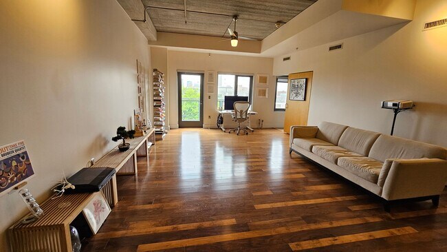 Foto del edificio - Incredible Top-Floor 1BR with Skyline View...