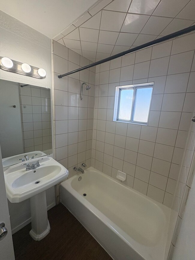 Building Photo - 3 Bedroom 1 Bath S Visalia available now