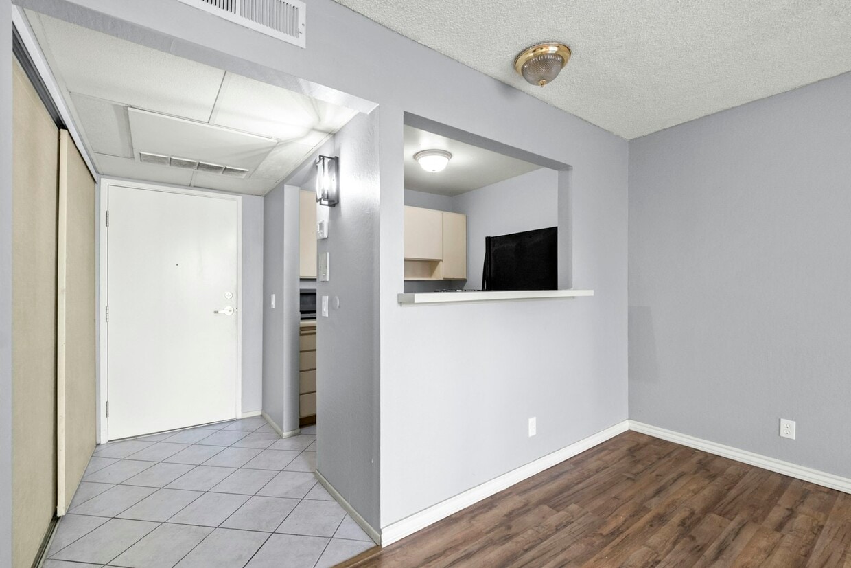 Foto principal - 300 N Civic Dr