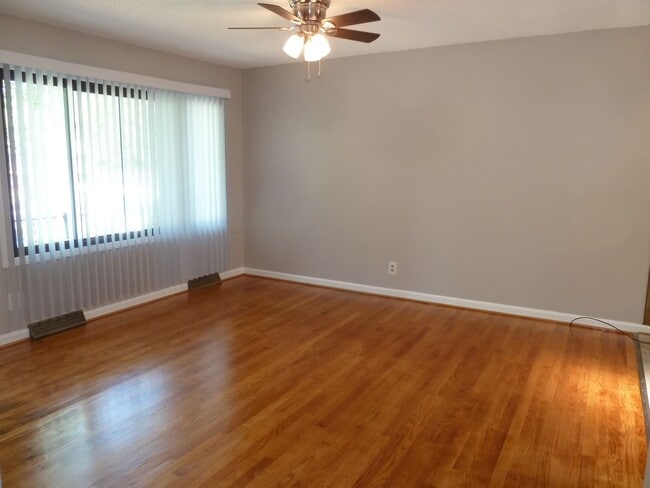 Building Photo - Beautiful 3 bedroom house with wood floors...