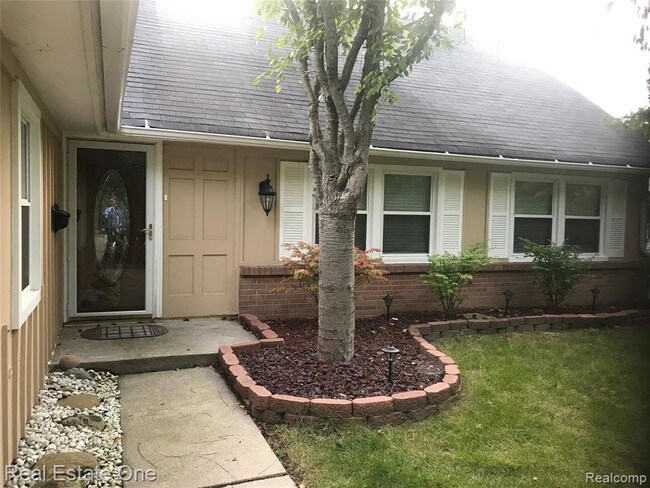 Building Photo - 4757 Hyde Park Dr