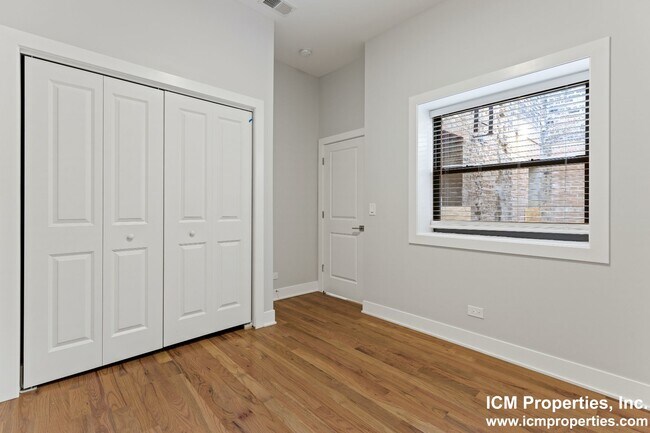 Foto del edificio - 350 W Dickens Ave