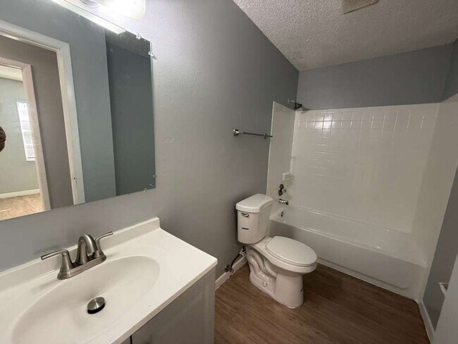 Foto del edificio - Cute, Coxy & Upgraded 2/1 Duplex!! Apply for FREE This Holiday Season!